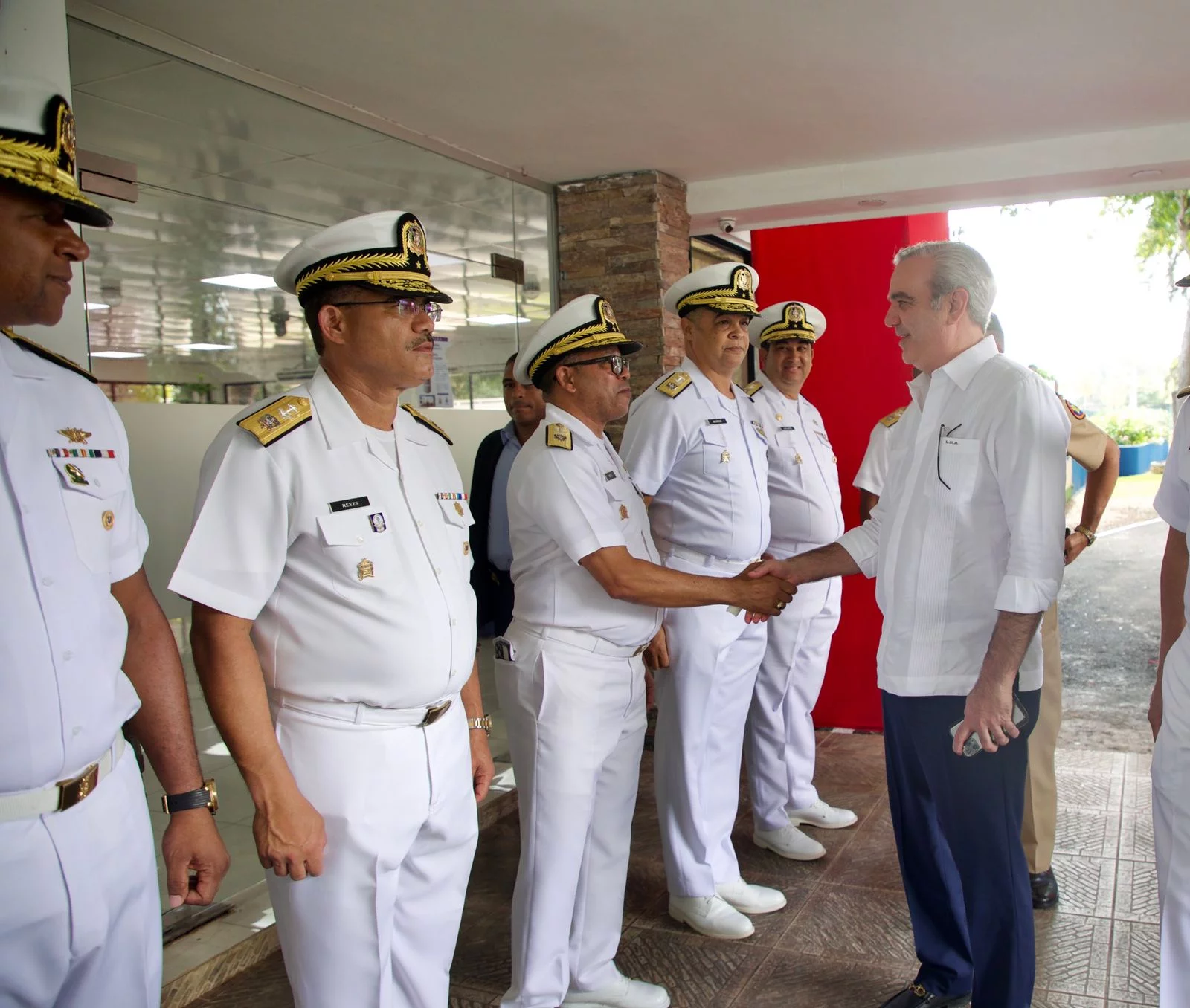 Abinader reafirma compromiso para mejorar condiciones de vida de miembros de Fuerzas Armadas