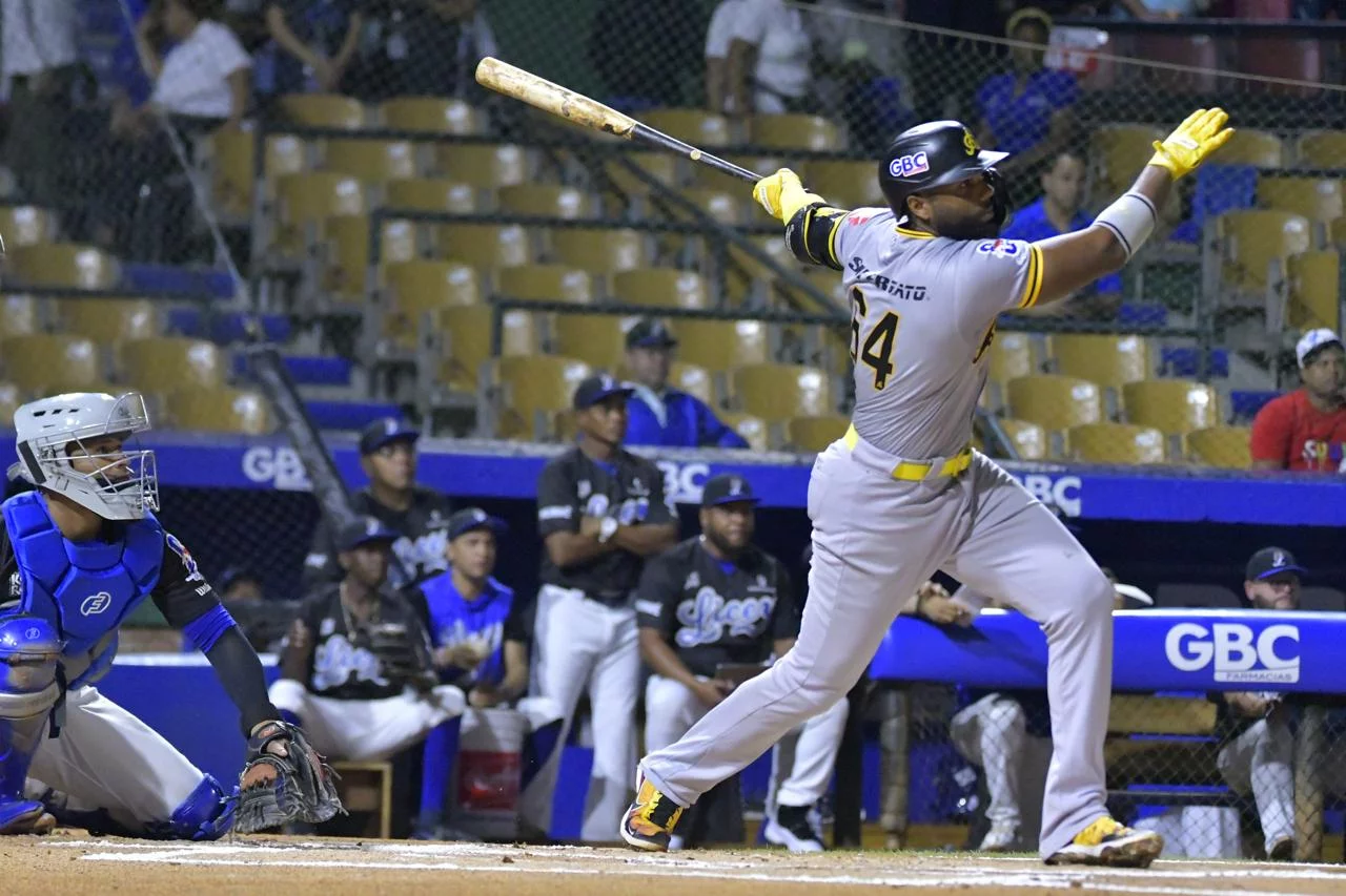 Águilas ganan cuarto en línea al vencer a Leones y miran de cerca el segundo lugar