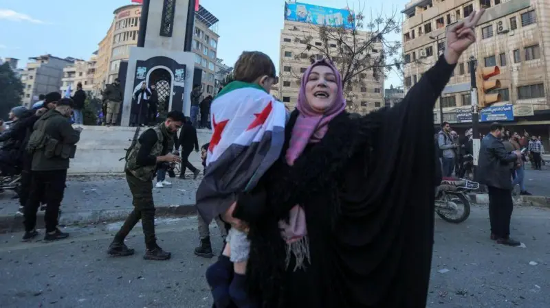 Celebraciones, caos y saqueos en Damasco: qué está pasando en la capital siria tras la caída de Bashar al Assad