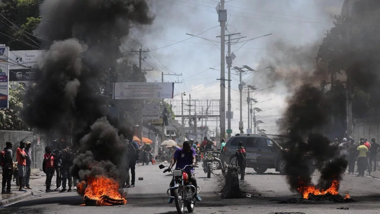 Pandilleros haitianos incendian un hospital de referencia en Puerto Príncipe Puerto